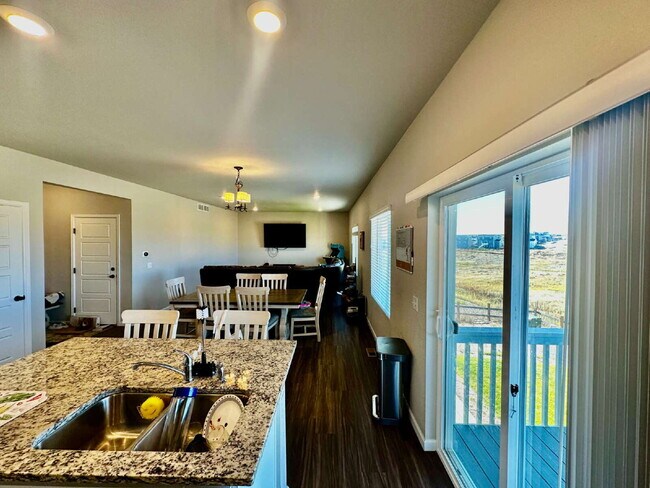 Building Photo - "Experience Spacious Living: 5-Bed, 3-Bath...