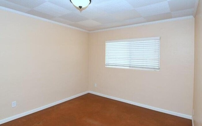 Building Photo - Charming Sam Hughes Brick Home with large ...