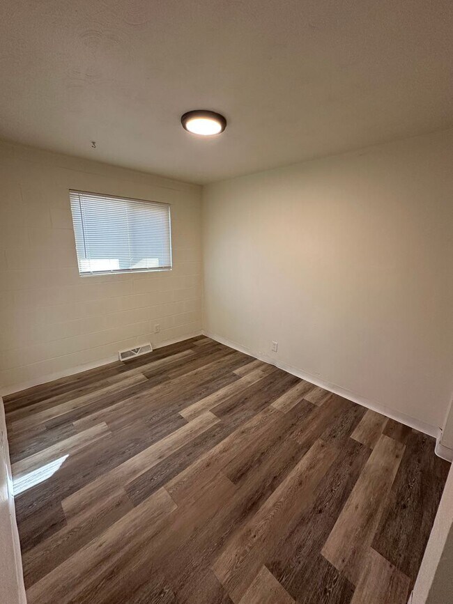 Building Photo - Large 3 Bedroom apartment!