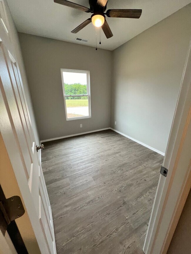Building Photo - 4 bedroom 2 bath Bolivar MO