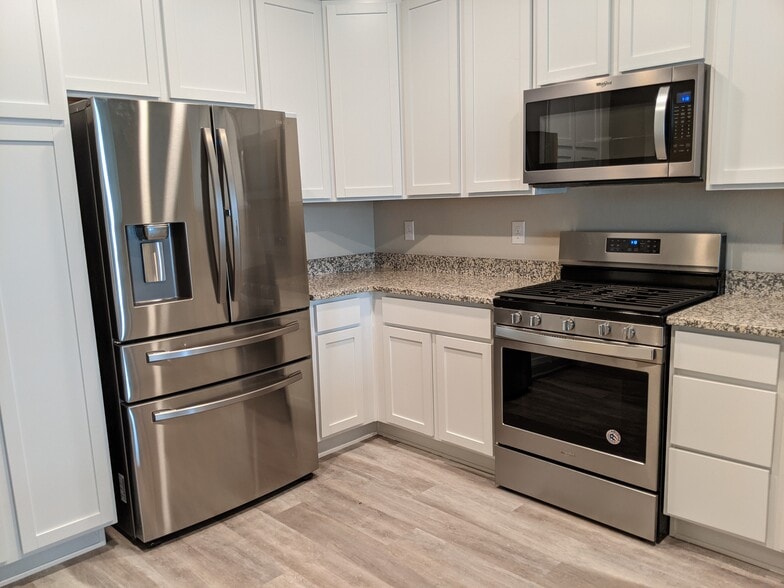 Kitchen - 14925 E Belleview Dr