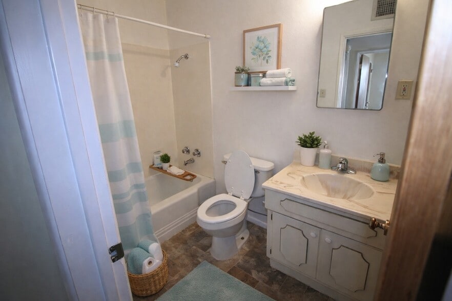 Hall Bath - 1023 W 18th St