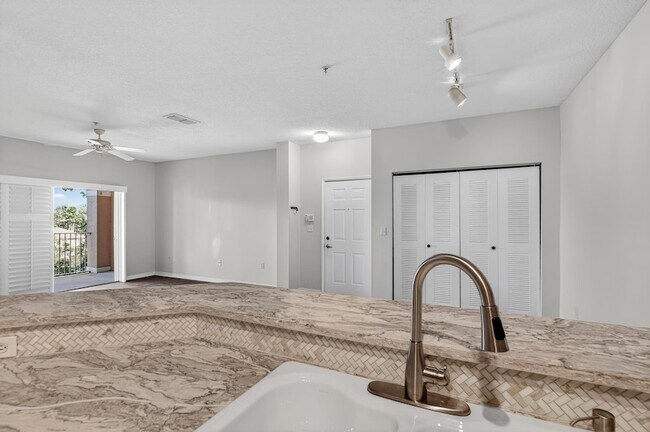 Building Photo - 625 Fairway Dr