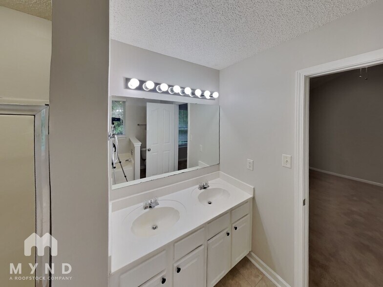 Building Photo - 6027 Briggs Dr