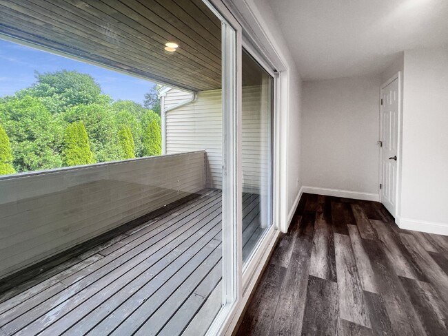 Building Photo - Gorgeous and newly renovated townhouse-sty...