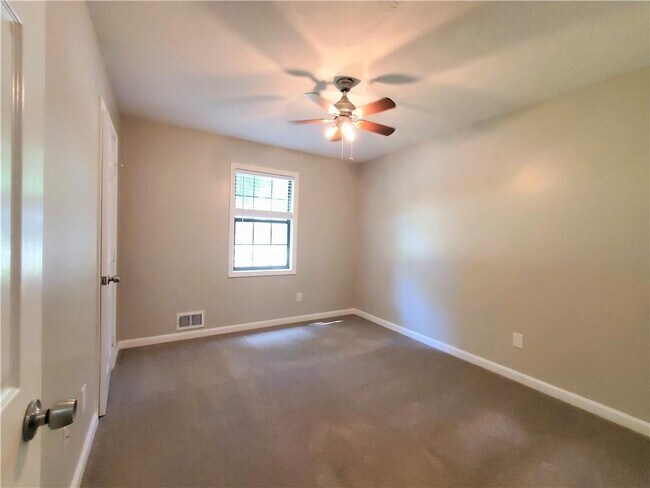 Building Photo - 394 Russell Ridge Dr