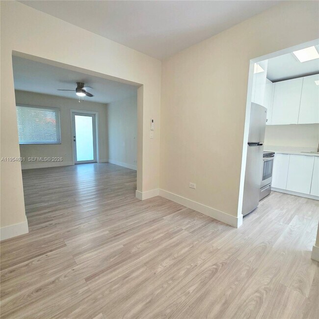 Building Photo - 2140 Biarritz Dr