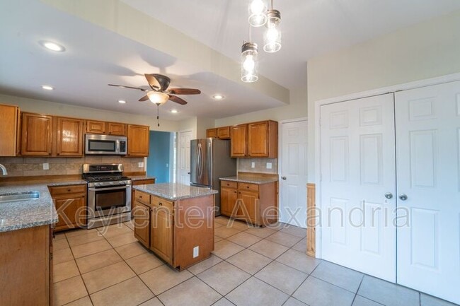 Building Photo - 13183 Oak Farm Dr