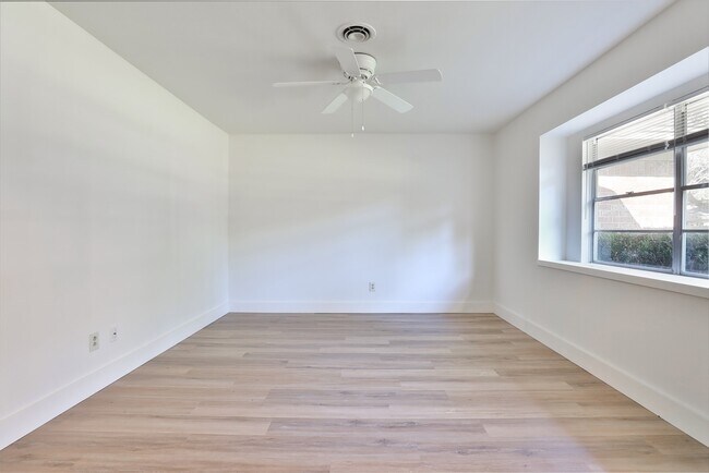 Building Photo - 606 Venice St