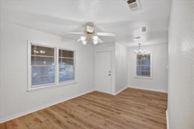 Building Photo - MOVE IN READY 4 BED 2 BATH!