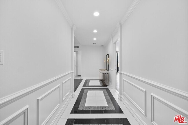 Building Photo - 1100 Alta Loma Rd