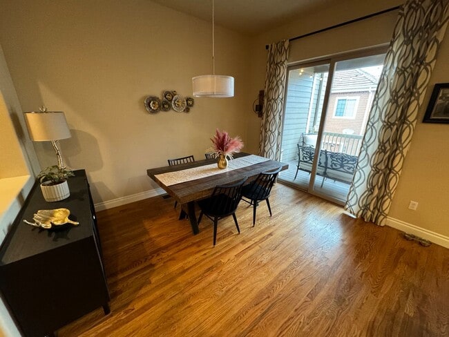 Building Photo - Amazing Lone Tree Home!