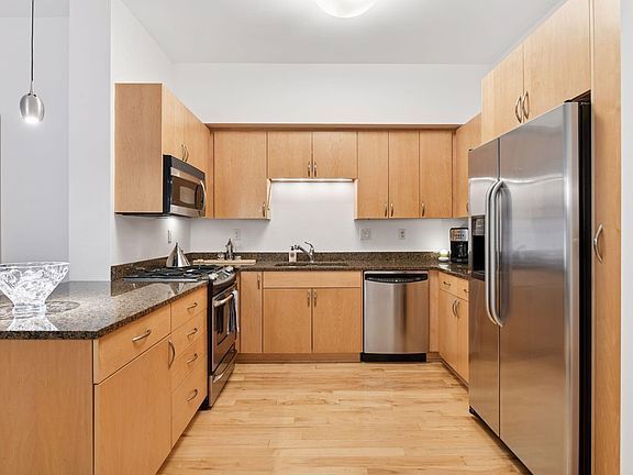 Building Photo - 215 10th Ave S