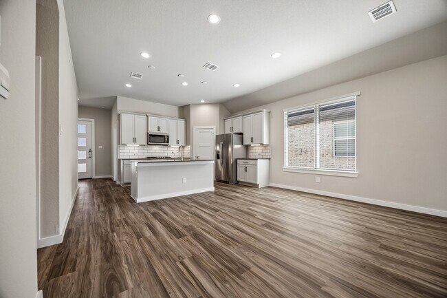 Building Photo - 22843 Castello Lakes Dr