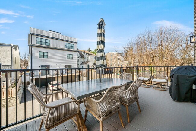 Building Photo - 330 Wright St