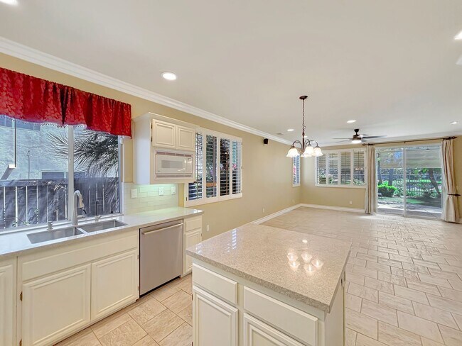 Building Photo - Beautiful & Spacious 5BD/3BA House in East...