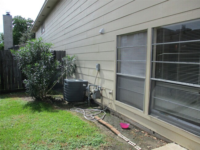 Building Photo - 10834 Sugar Hill Dr