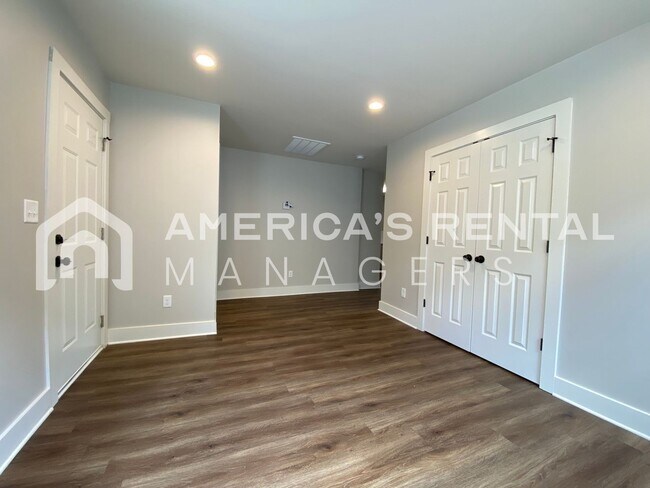 Building Photo - 6228 Burbank Crossing Loop