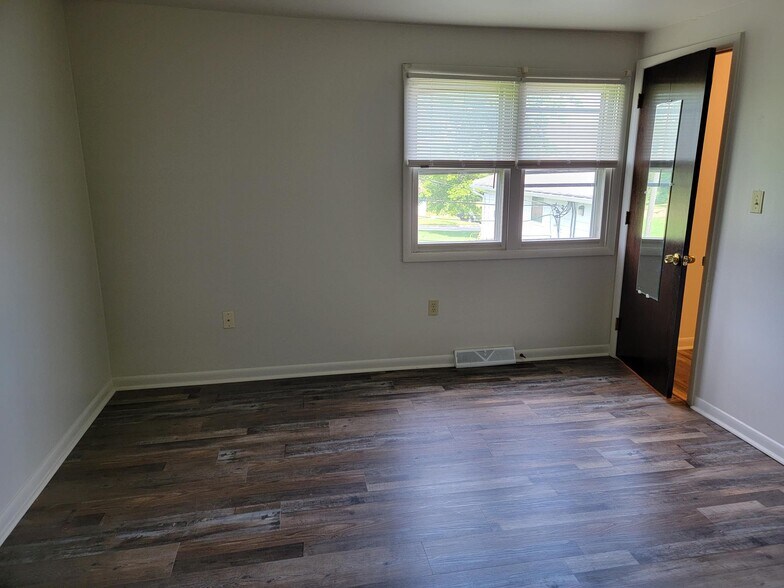 Building Photo - 680 Broad St