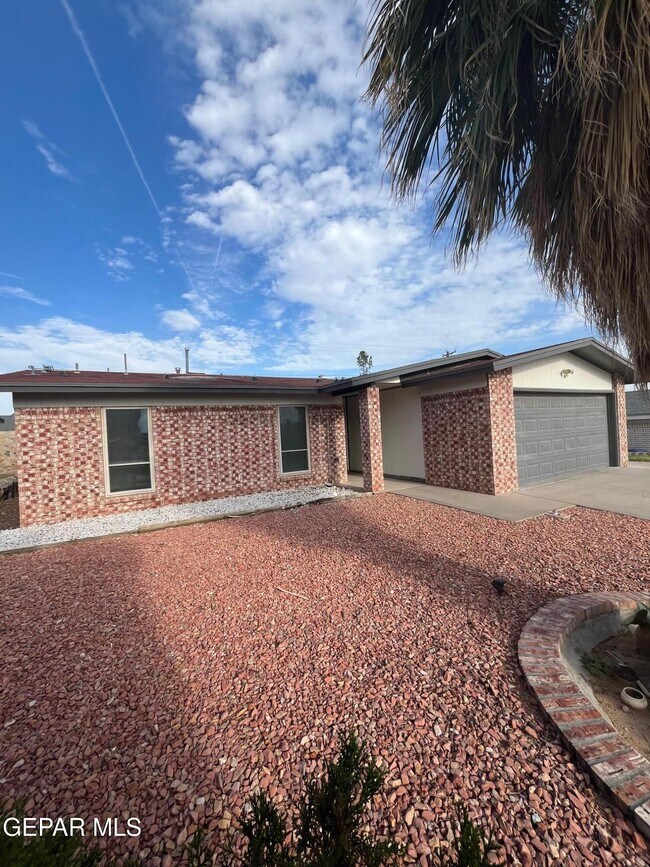 Building Photo - 932 Oneida Dr