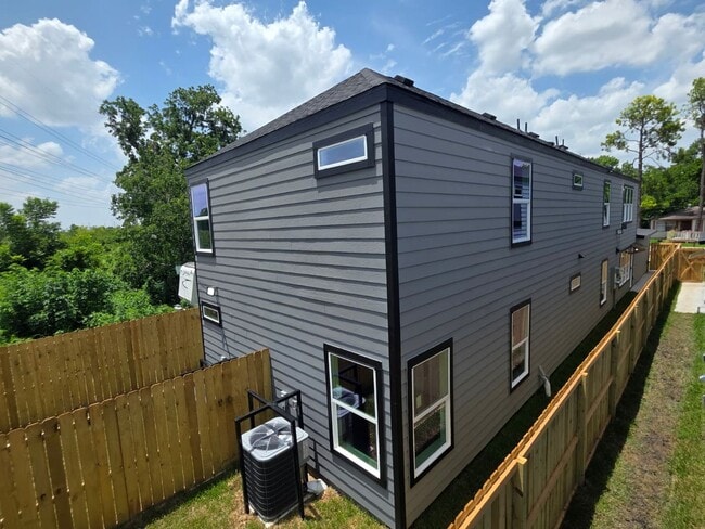 Building Photo - ? Stunning Duplex with Garage & Modern Fin...