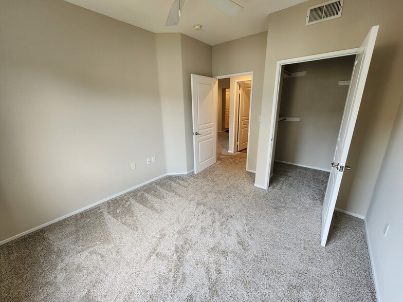 Building Photo - 2429 WATERMARKE Pl