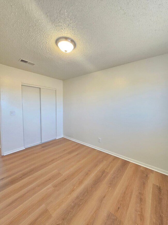 Building Photo - Beautifully remodeled 2 bedroom apartment