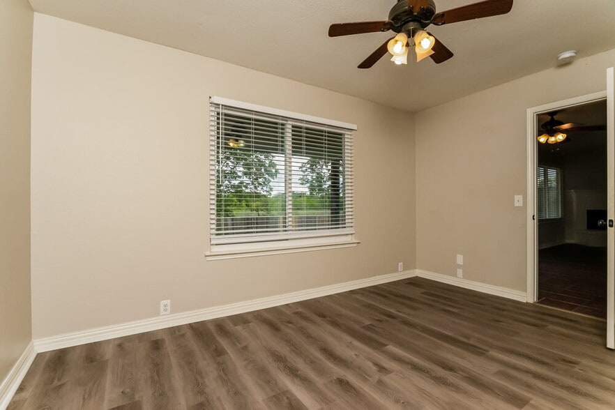 Building Photo - 1001 Springcreek Dr