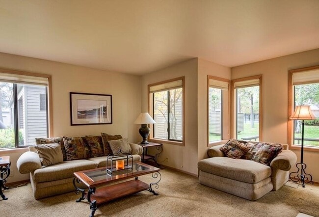 Building Photo - Fully Furnished Eaglewood Condo in Sunriver – Pool, Golf & Trails at Your Doorstep