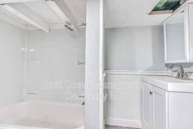 Building Photo - 1253 Sargeant St