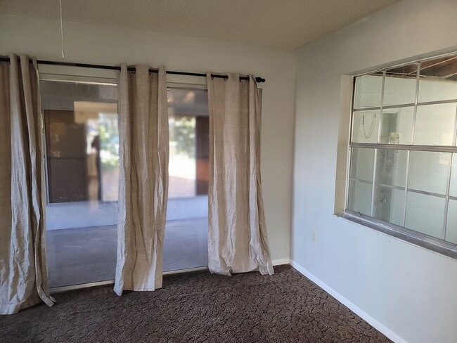 Building Photo - 3 Bedroom 1 Bath available in Marion Oaks
