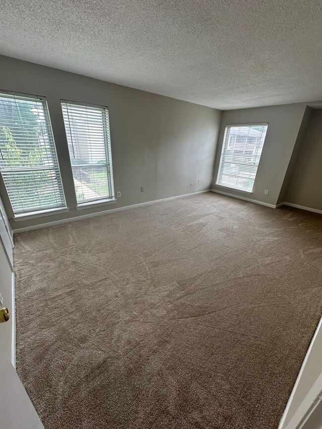 Building Photo - 1BD/1BA Townhouse located on the Germantow...