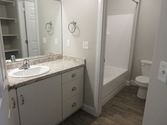 Building Photo - Newer townhome in the heart of Cedar City! Short Term Available.