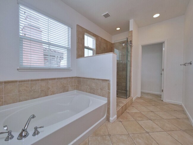 Building Photo - Gorgeous 4 Bed, 3.5 Bath in Brentwood