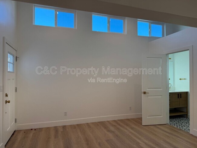 Building Photo - 727 2nd St