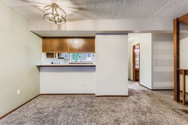 Building Photo - Wonderful 2BD/2.5BA Condo in Excellent Loc...