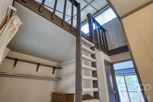 Building Photo - Walk to Bus Stop! Great Views and Hiking! ...