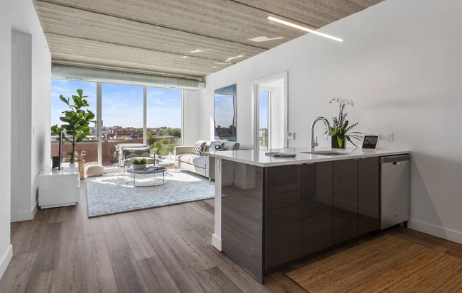 Building Photo - 754 W Sheridan Rd