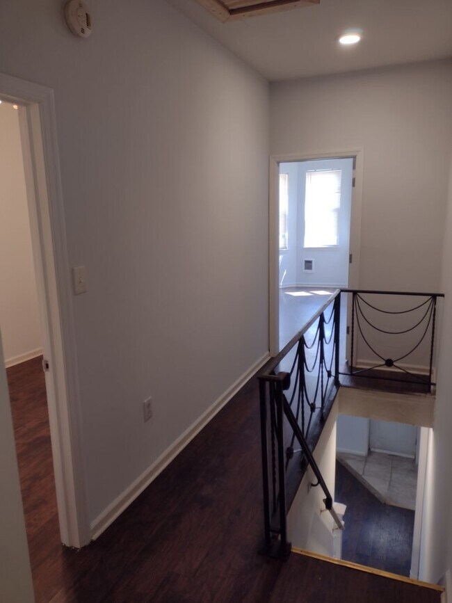 Building Photo - Renovated 3bd/ 1bth home in Northeast Philly!