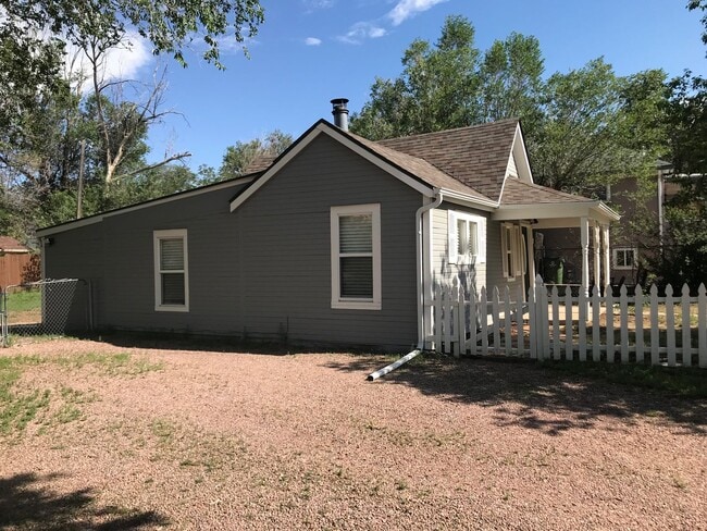Building Photo - 2 Bed 1 Bath - Fully Renovated - Available...