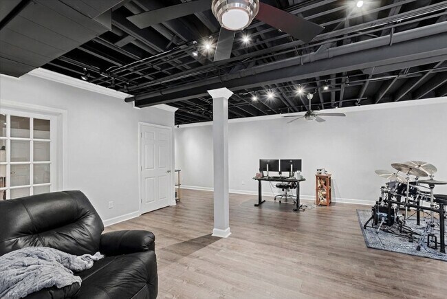 Building Photo - 11804 Long Run Dr