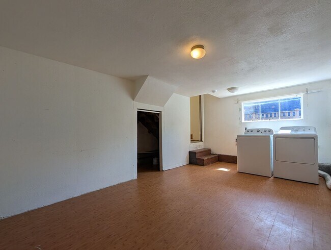 Building Photo - 890 E 29th Ave