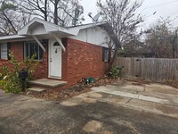 Building Photo - Nice 2 bedroom with fenced in yard