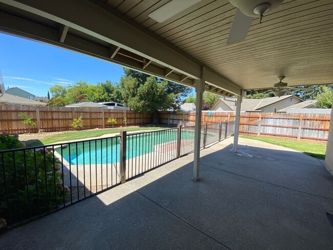 Building Photo - Beautiful Home with a Pool