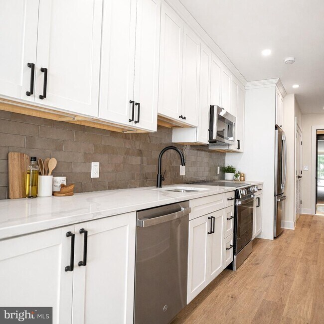 Building Photo - 128 N Bond St