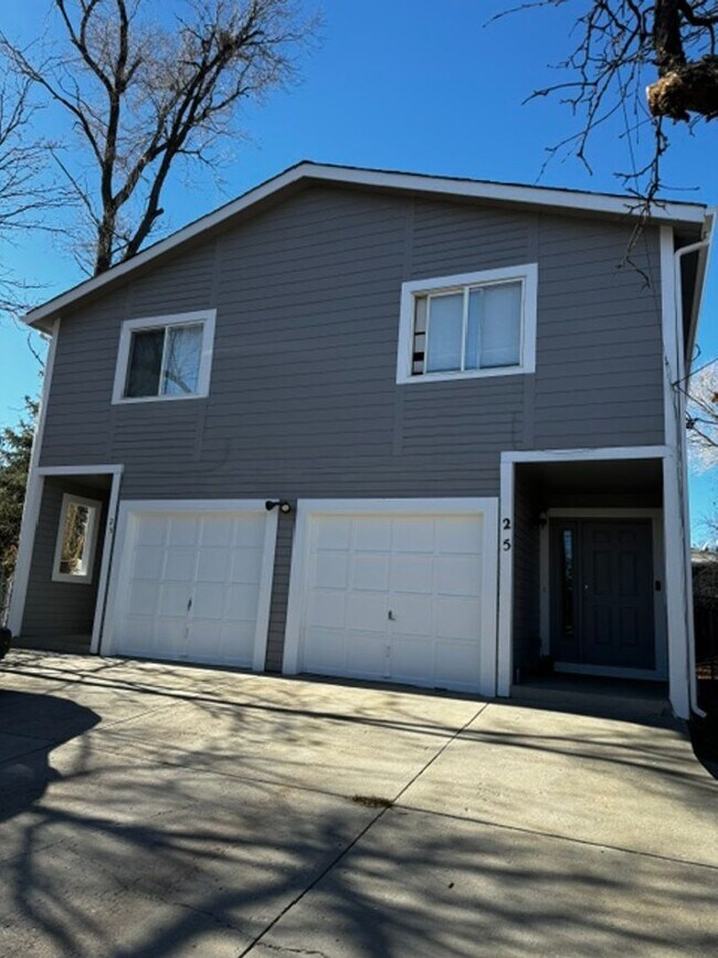 Building Photo - Pet Friendly 2 Bedroom Townhome located close to downtown Colorado Springs