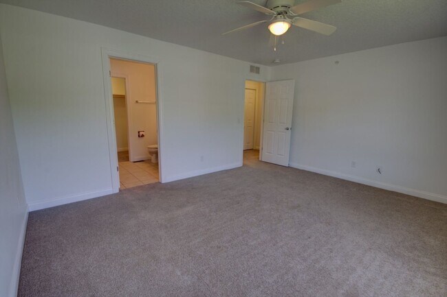 Building Photo - Gorgeous 3 Bedroom Townhome