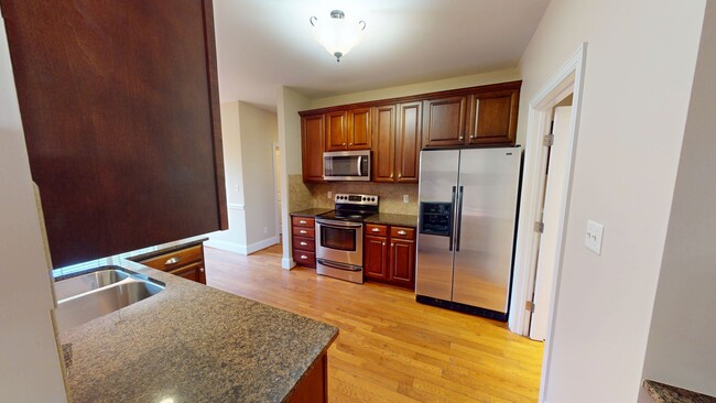 Building Photo - Large 5 Bedroom with Large Fenced in Back ...