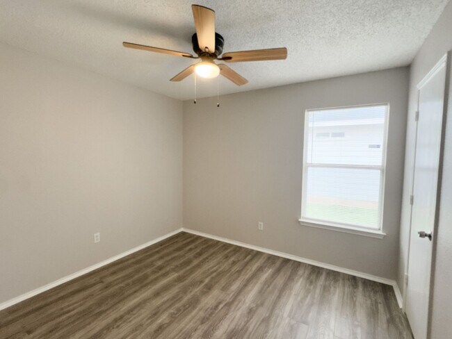 Building Photo - 3 Bed, 2 Bath Ft Worth Home in Burleson IS...
