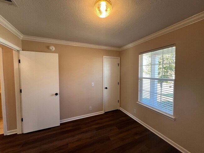 Building Photo - Beautifully updated 3 BR 2 Bath Home in Lavergne - Mowing included!